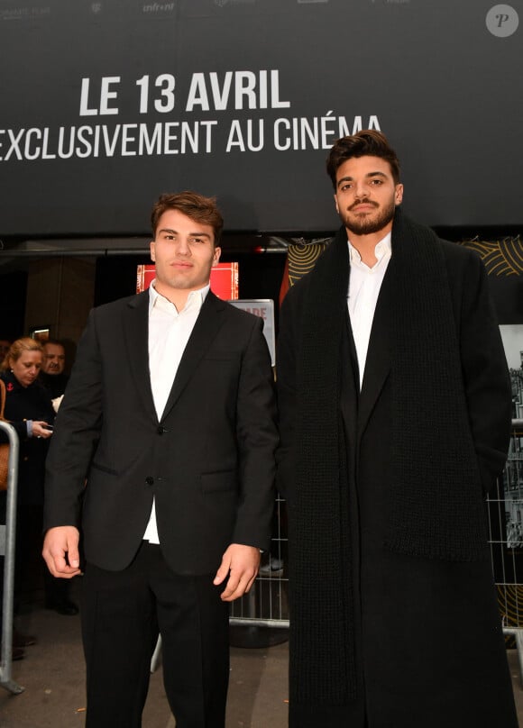 Exclusif - Antoine Dupont, Romain Ntamack - Avant-première du film "Le Stade" au Grand Rex à Paris le 4 avril 2022. Le 13 avril sortira le film "Le Stade", le film sur le Stade Toulousain. Une immersion cinématographique inédite retraçant la saison dernière auréolée d'un doublé historique Champions Cup - Top 14. Le club de rugby de la ville rose, le plus titré de France et d'Europe, a ouvert en grand ses portes aux réalisateurs E. Hannezo et M. Vollaire. © Veeren / Bestimage