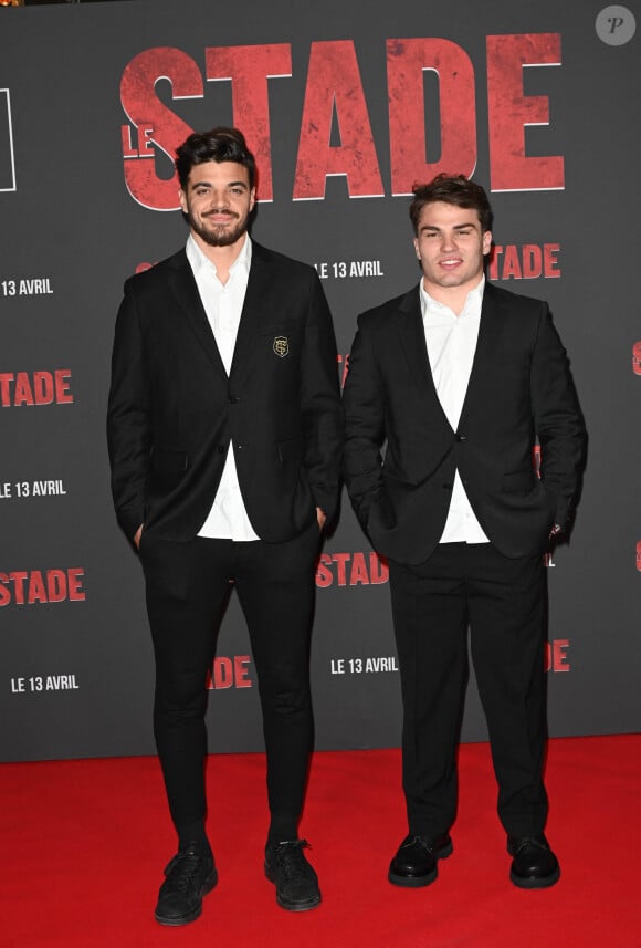 Romain Ntamack et Antoine Dupont - Photocall de l'avant-première du film "Le Stade" au Grand Rex à Paris le 4 avril 2022. Le 13 avril sortira le film "Le Stade", le film sur le Stade Toulousain. Une immersion cinématographique inédite retraçant la saison dernière auréolée d'un doublé historique Champions Cup - Top 14. Le club de rugby de la ville rose, le plus titré de France et d'Europe, a ouvert en grand ses portes aux réalisateurs E. Hannezo et M. Vollaire. © Coadic Guirec / Bestimage