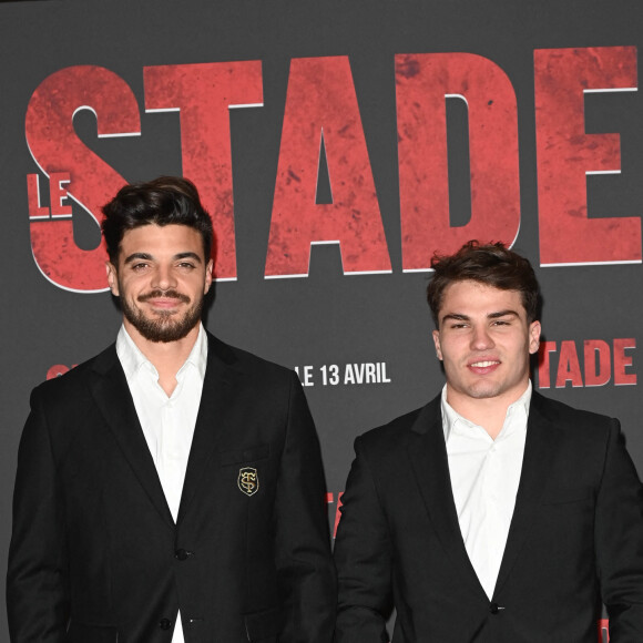 Romain Ntamack et Antoine Dupont - Photocall de l'avant-première du film "Le Stade" au Grand Rex à Paris le 4 avril 2022. Le 13 avril sortira le film "Le Stade", le film sur le Stade Toulousain. Une immersion cinématographique inédite retraçant la saison dernière auréolée d'un doublé historique Champions Cup - Top 14. Le club de rugby de la ville rose, le plus titré de France et d'Europe, a ouvert en grand ses portes aux réalisateurs E. Hannezo et M. Vollaire. © Coadic Guirec / Bestimage