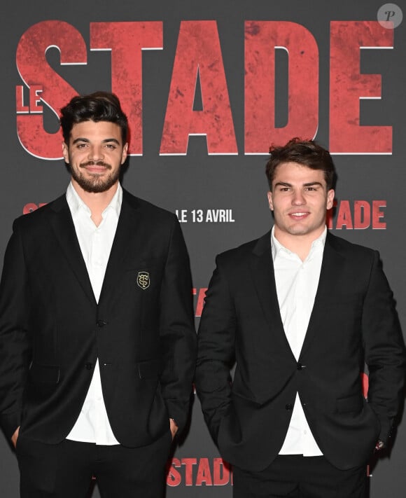 Romain Ntamack et Antoine Dupont - Photocall de l'avant-première du film "Le Stade" au Grand Rex à Paris le 4 avril 2022. Le 13 avril sortira le film "Le Stade", le film sur le Stade Toulousain. Une immersion cinématographique inédite retraçant la saison dernière auréolée d'un doublé historique Champions Cup - Top 14. Le club de rugby de la ville rose, le plus titré de France et d'Europe, a ouvert en grand ses portes aux réalisateurs E. Hannezo et M. Vollaire. © Coadic Guirec / Bestimage