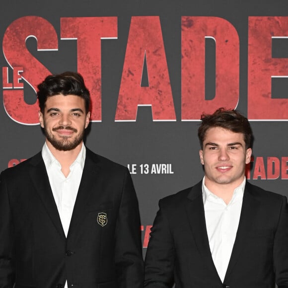 Romain Ntamack et Antoine Dupont - Photocall de l'avant-première du film "Le Stade" au Grand Rex à Paris le 4 avril 2022. Le 13 avril sortira le film "Le Stade", le film sur le Stade Toulousain. Une immersion cinématographique inédite retraçant la saison dernière auréolée d'un doublé historique Champions Cup - Top 14. Le club de rugby de la ville rose, le plus titré de France et d'Europe, a ouvert en grand ses portes aux réalisateurs E. Hannezo et M. Vollaire. © Coadic Guirec / Bestimage