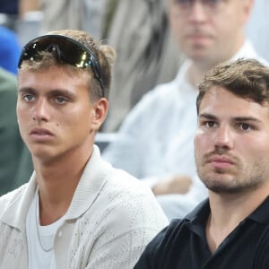 Kauli Vaast et Antoine Dupont - Les célébrités en tribunes pendant la finale de basketball opposant les Etats-Unis à la France (98-87) lors des Jeux Olympiques de Paris 2024 (JO) à l'Arena Bercy, à Paris, France, le 10 août 2024. © Jacovides-Perusseau/Bestimage