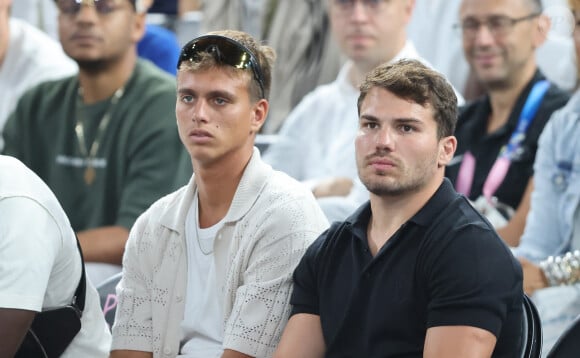 Kauli Vaast et Antoine Dupont - Les célébrités en tribunes pendant la finale de basketball opposant les Etats-Unis à la France (98-87) lors des Jeux Olympiques de Paris 2024 (JO) à l'Arena Bercy, à Paris, France, le 10 août 2024. © Jacovides-Perusseau/Bestimage