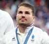 Antoine Dupont se mobilise après la disparition de Medhi Narjissi
 
Antoine Dupont - Podium - La France remporte la finale en Rugby à 7 après sa victoire face à Fidji (et sa première médaille d'or) lors des Jeux Olympiques (JO) de Paris au Stade de France à Saint-Denis, Seine Saint-Denis, France. © Jacovides-Perusseau/Bestimage