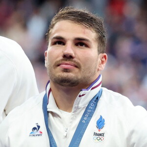 Antoine Dupont se mobilise après la disparition de Medhi Narjissi
 
Antoine Dupont - Podium - La France remporte la finale en Rugby à 7 après sa victoire face à Fidji (et sa première médaille d'or) lors des Jeux Olympiques (JO) de Paris au Stade de France à Saint-Denis, Seine Saint-Denis, France. © Jacovides-Perusseau/Bestimage