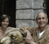 Archives - En France, en Poitou-Charentes, à Fort Boyard, portrait de Cendrine DOMINGUEZ et Patrice LAFFONT accoudés sur une sculpture de tête de tigre en bronze . Le 3 juin 1997 © Alain Canu via Bestimage