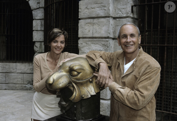 Archives - En France, en Poitou-Charentes, à Fort Boyard, portrait de Cendrine DOMINGUEZ et Patrice LAFFONT accoudés sur une sculpture de tête de tigre en bronze . Le 3 juin 1997 © Alain Canu via Bestimage