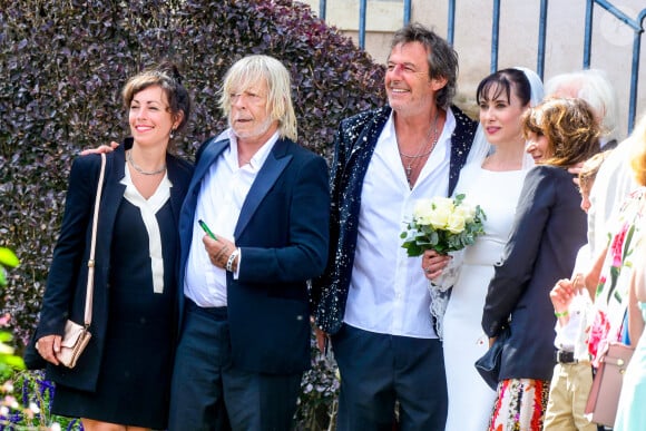 Le chanteur Renaud (Renaud Séchan), sa compagne Cerise (de son vrai prénom Christine), Jean-Luc Reichmann, Murielle Mégevand, Hugues Aufray et Nathalie Lecoultre - Mariage d'Hugues Aufray et de Murielle Mégevand à la mairie de Marly-Le Roy, France, le 2 septembre 2023. 