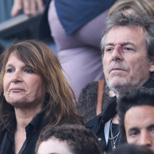 Un chaton qui a été abandonné par sa maman les a rejoints
Jean-Luc Reichmann et sa femme Nathalie Lecoultre - Célébrités dans les tribunes du match de Ligue 1 Uber Eats "PSG-Toulouse" (1-3) au Parc des Princes à Paris le 12 mai 2024. © Cyril Moreau/Bestimage