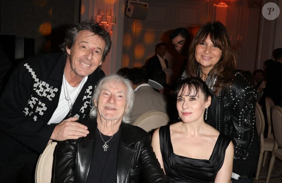 Jean-Luc Reichmann, Hugues Aufray, Murielle Aufray et Nathalie Lecoultre lors de la soirée de gala pour la fondation de la recherche en physiologie, les Stethos, au George V à Paris le 18 mars 2024. © Coadic Guirec / Bestimage 