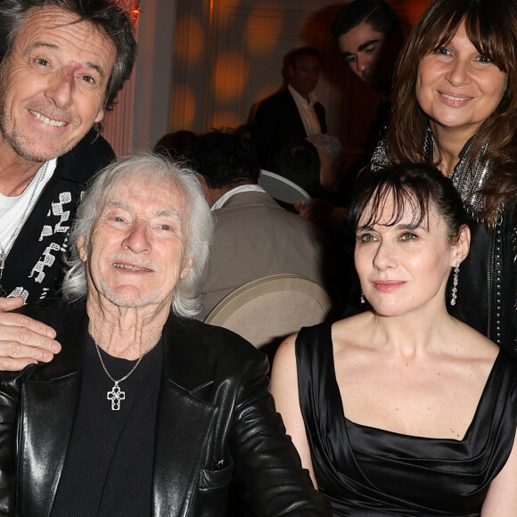 Jean-Luc Reichmann, Hugues Aufray, Murielle Aufray et Nathalie Lecoultre lors de la soirée de gala pour la fondation de la recherche en physiologie, les Stethos, au George V à Paris le 18 mars 2024. © Coadic Guirec / Bestimage 