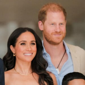 Harry et Meghan sont actuellement en voyage en Colombie...
Bogota, Colombie - Le prince Harry, duc de Sussex, Meghan Markle, duchesse de Sussex, lors d'une réunion avec la vice-présidente Francia Marquez et son partenaire Rafael Yerney Pinillo à Bogota, au premier jour de leur visite de quatre jours en Colombie - Photo de pool par Courtesy of the Vice President's Office for DPPA (Bureau de la vice-présidente pour le DPPA). Sur la photo : Prince Harry, Meghan Markle, Francia Márquez