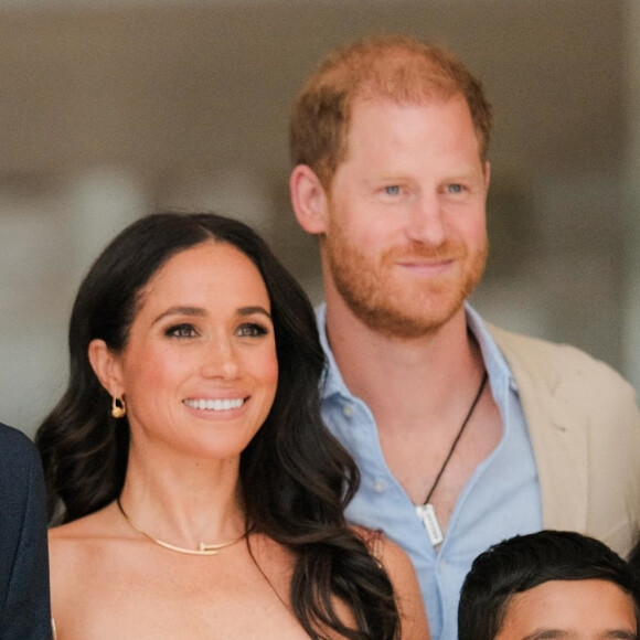 Harry et Meghan sont actuellement en voyage en Colombie...
Bogota, Colombie - Le prince Harry, duc de Sussex, Meghan Markle, duchesse de Sussex, lors d'une réunion avec la vice-présidente Francia Marquez et son partenaire Rafael Yerney Pinillo à Bogota, au premier jour de leur visite de quatre jours en Colombie - Photo de pool par Courtesy of the Vice President's Office for DPPA (Bureau de la vice-présidente pour le DPPA). Sur la photo : Prince Harry, Meghan Markle, Francia Márquez