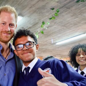 L'avoir porté durant ce voyage, scruté par le monde entier, n'a rien d'anodin...Bogota, Colombie - Le prince Harry, duc de Sussex, Meghan Markle, duchesse de Sussex, lors d'une réunion avec la vice-présidente Francia Marquez et son partenaire Rafael Yerney Pinillo à Bogota, au premier jour de leur visite de quatre jours en Colombie - Photo de pool par Courtesy of the Vice President's Office for DPPA (Bureau de la vice-présidente pour le DPPA). Sur la photo : Prince Harry