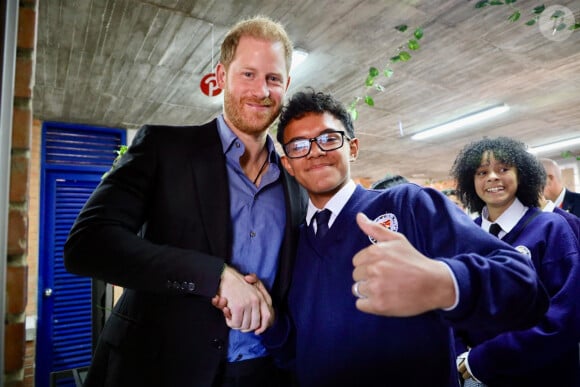 L'avoir porté durant ce voyage, scruté par le monde entier, n'a rien d'anodin...Bogota, Colombie - Le prince Harry, duc de Sussex, Meghan Markle, duchesse de Sussex, lors d'une réunion avec la vice-présidente Francia Marquez et son partenaire Rafael Yerney Pinillo à Bogota, au premier jour de leur visite de quatre jours en Colombie - Photo de pool par Courtesy of the Vice President's Office for DPPA (Bureau de la vice-présidente pour le DPPA). Sur la photo : Prince Harry