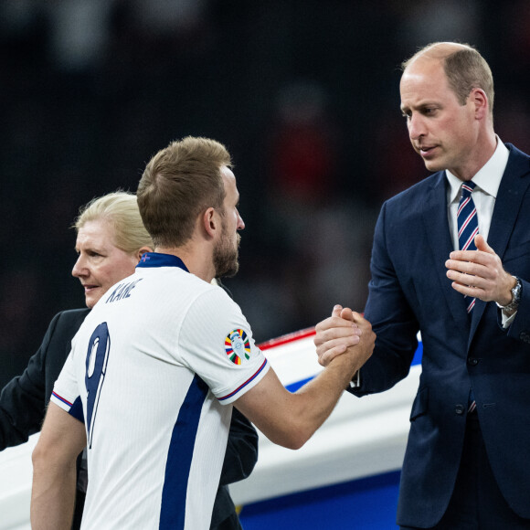 C'est une des multiples origines de la brouille entre William et Harry.
Le prince William, prince de Galles, avec le prince George de Galles, et le roi Felipe VI d'Espagne avec l'infante Sofia dans les tribunes lors de la finale de l'Euro 2024 "Espagne - Angleterre" à l'Olympiastadion à Berlin, le 14 juillet 2024. 