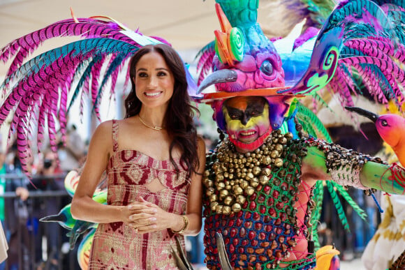 Meghan, duchesse de Sussex, pose pour une photo avec un artiste habillé pour une pièce de théâtre lors de sa visite officielle à Bogota, en Colombie, le 15 août 2024. Photo fournie par : Darwin Torres/Vice-présidence colombienne/Long Visual Press/ABACAPRESS.COM