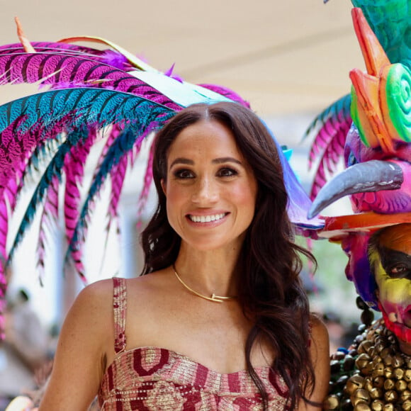 Meghan, duchesse de Sussex, pose pour une photo avec un artiste habillé pour une pièce de théâtre lors de sa visite officielle à Bogota, en Colombie, le 15 août 2024. Photo fournie par : Darwin Torres/Vice-présidence colombienne/Long Visual Press/ABACAPRESS.COM