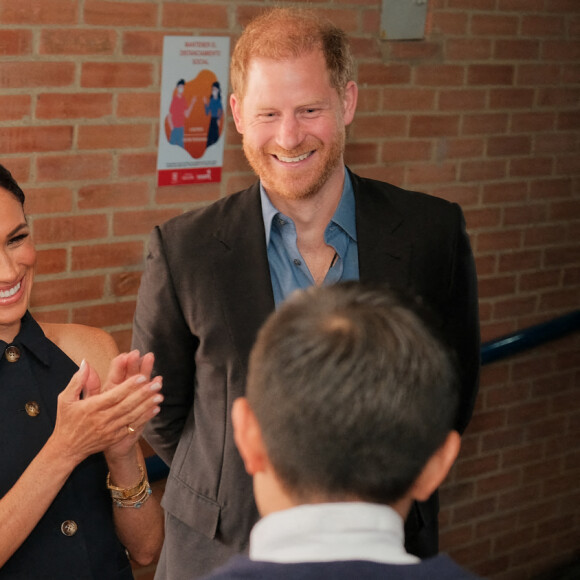 Pour Harry, ce collier a une valeur sentimentale très forte, liée à sa femme et à ses enfants...Harry, duc de Sussex, Meghan, duchesse de Sussex, posent pour une photo avec la vice-présidente colombienne Francia Marquez et son mari Yerney Pinillo lors d'un événement à leur arrivée à Bogota, Colombie, 15 août 2024. Photo fournie par : Darwin Torres/Vice-présidence colombienne/Long Visual Press/ABACAPRESS.COM