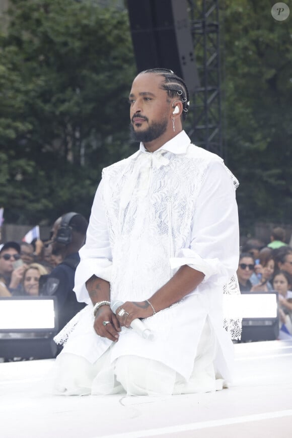 Comme à son habitude, le télé-crochet débutera par la traditionnelle épreuve des auditions à l'aveugle
Slimane lors du dernier relais de La Flamme Olympiques avant la cérémonie d'ouverture des Jeux Olympiques (JO) de Paris 2024 à Saint-Denis, Seine Saint-Denis, France, le 26 juillet 2024. © Melloul-Tribeca/Bestimage