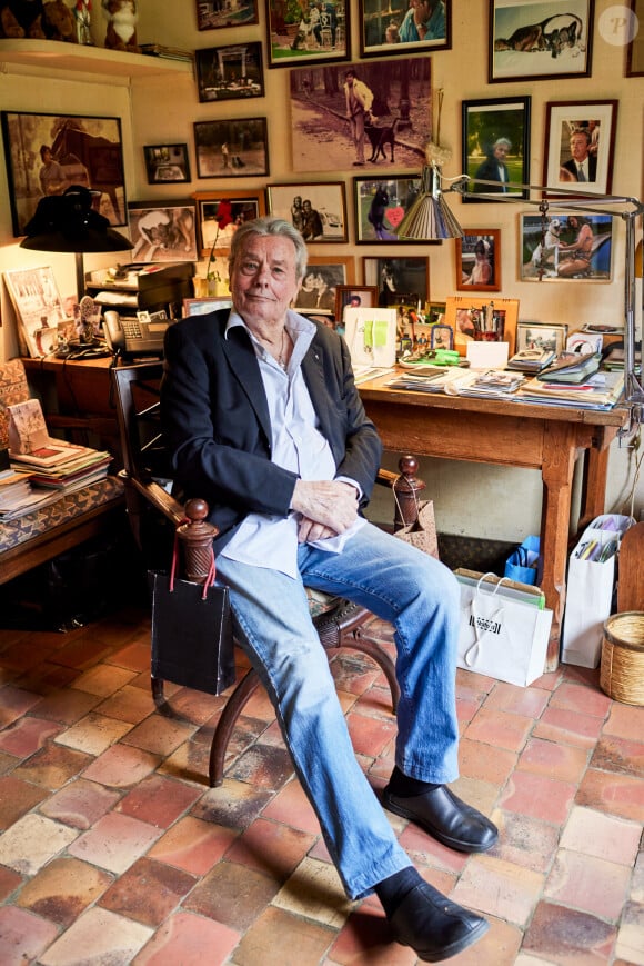 L'acteur s'est éteint dans sa maison du Loiret
Exclusif - Alain Delon s'entretient avec Cyril Viguier dans sa maison de Douchy-Montcorbon © Cyril Moreau / Bestimage