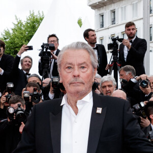 Alain Delon (avec un badge Paris Match d'une ancienne couverture du magazine titrant "Alain Delon, mes deux amours, Rosalie et Anouchka) - Montée des marches du film "A Hidden Life" lors du 72ème Festival International du Film de Cannes. Le 19 mai 2019 © Jacovides-Moreau / Bestimage 