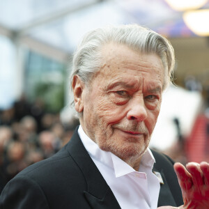 Exclusif - Alain Delon (avec un badge Paris Match d'une ancienne couverture du magazine titrant "Alain Delon, mes deux amours, Rosalie et Anouchka) - Arrivée des people à la montée des marches du film "A Hidden Life" lors du 72ème Festival International du Film de Cannes, le 19 mai 2019. 