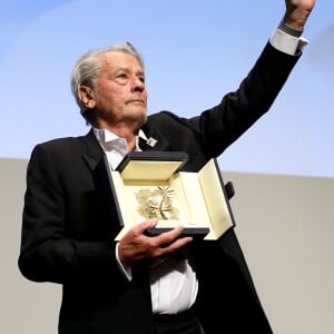 Alain Delon (avec un badge Paris Match d'une ancienne couverture du magazine titrant "Alain Delon, mes deux amours, Rosalie et Anouchka) - Remise de la Palme d'Honneur à Alain Delon lors du 72ème Festival International du Film de Cannes. On may 19th 2019 © Jacovides-Moreau / Bestimage 