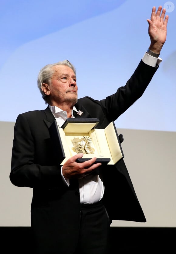 Alain Delon (avec un badge Paris Match d'une ancienne couverture du magazine titrant "Alain Delon, mes deux amours, Rosalie et Anouchka) - Remise de la Palme d'Honneur à Alain Delon lors du 72ème Festival International du Film de Cannes. On may 19th 2019 © Jacovides-Moreau / Bestimage 