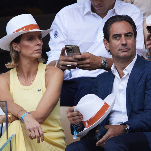 "Après 35 ans d'amour, maman a dit 'oui'. Elle était la plus belle mariée de l'été ! Quel est votre plus beau souvenir de mariage ?"
Sylvie Tellier et son mari Laurent Schenten - Célébrités dans les tribunes de la finale homme des Internationaux de France de tennis de Roland Garros 2024 à Paris le 9 juin 2024. © Jacovides-Moreau/Bestimage 