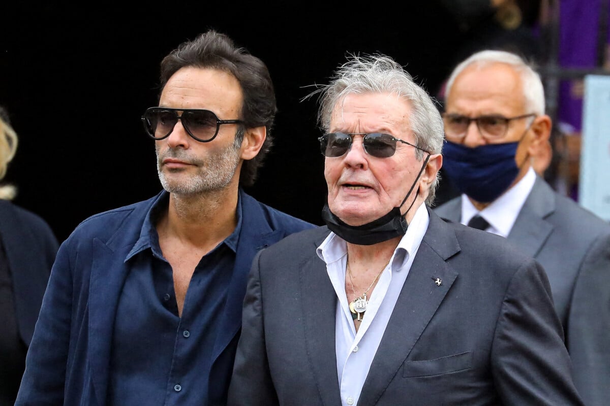 Photo : Alain Delon et son fils Anthony aux obsèques de Jean-Paul ...