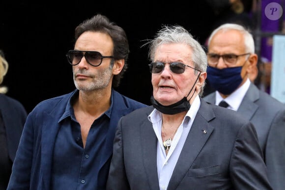 Alain Delon et son fils Anthony aux obsèques de Jean-Paul Belmondo en l'église Saint-Germain-des-Prés, à Paris le 10 septembre 2021