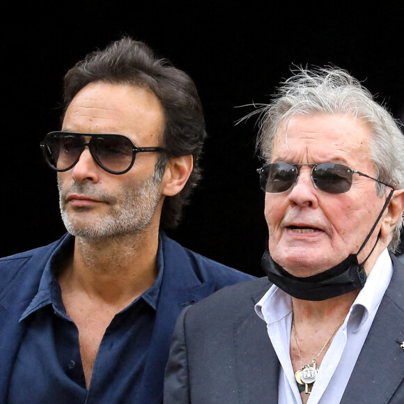 Alain Delon et son fils Anthony aux obsèques de Jean-Paul Belmondo en l'église Saint-Germain-des-Prés, à Paris le 10 septembre 2021