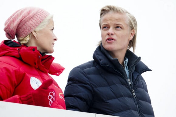 Marius Borg Høiby (R) et la princesse héritière Mette-Marit assistent à la Coupe du monde de saut à ski à Holmenkollen, Oslo, Norvège, 9 mars 2014. Photo par Patrick van Katwijk / DPA/ABACAPRESS.COM