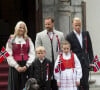 Marius, le fils de la princesse de Norvège, né d'une première union, n'a jamais pu s'intégrer à la famille royale...
Le prince héritier Haakon, la princesse héritière Mette-Marit, la princesse Ingrid-Alexandra, le prince Sverre Magnus de Norvège, Marius Borg Hoiby, la chienne Milly Kakao et Puppy célèbrent la fête nationale à la résidence de Skaugum et au balcon du palais royal d'Oslo. 17-05-2014 Photo par RPE/Albert Nieboer/DPA/ABACAPRESS.COM