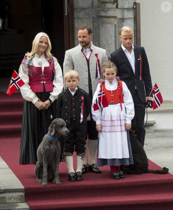 Marius, le fils de la princesse de Norvège, né d'une première union, n'a jamais pu s'intégrer à la famille royale...
Le prince héritier Haakon, la princesse héritière Mette-Marit, la princesse Ingrid-Alexandra, le prince Sverre Magnus de Norvège, Marius Borg Hoiby, la chienne Milly Kakao et Puppy célèbrent la fête nationale à la résidence de Skaugum et au balcon du palais royal d'Oslo. 17-05-2014 Photo par RPE/Albert Nieboer/DPA/ABACAPRESS.COM