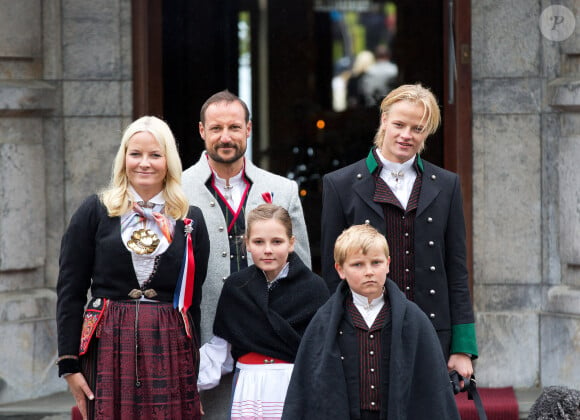 Le prince héritier Haakon, la princesse héritière Mette-Marit, la princesse Ingrid Alexandra, le prince Sverre Magnus et Marius Borg Hoiby Le prince héritier Haakon, la princesse héritière Mette-Marit et leur famille saluent le défilé des enfants à Asker, à l'extérieur du domaine de Skaugum, à l'occasion de la fête nationale norvégienne. Photo par RPE/Albert Nieboer/DPA/ABACAPRESS.COM