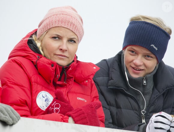 Marius Borg Hoiby et la princesse héritière Mette-Marit lors de la Coupe du monde de ski d' Holmenkollen à Oslo le 9 mars 2014. Photo de Patrick van Katwijk/DPA/ABACAPRESS.COM