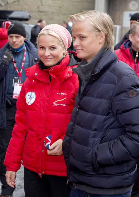 Marius Borg Hoiby (R) et la princesse héritière Mette-Marit assistent à la Coupe du monde de saut à ski à Holmenkollen, Oslo, Norvège, le 9 mars 2014. Photo par Patrick van Katwijk/DPA/ABACAPRESS.COM