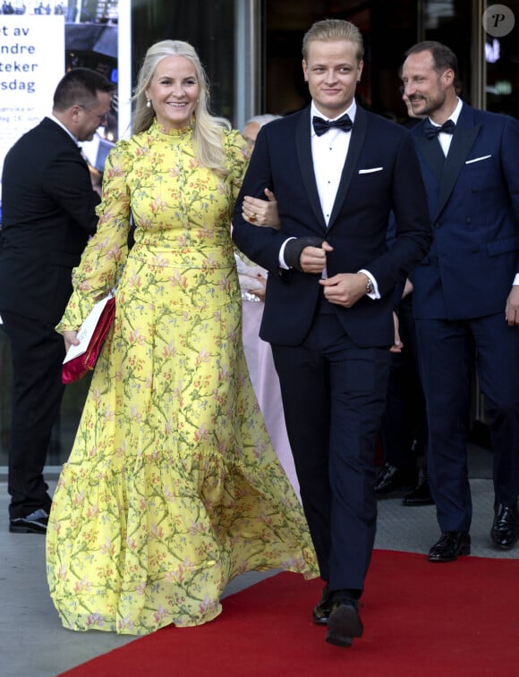 Il y a quelques jours, le fils de la princesse Mette-Marit a été arrêté...
La princesse Mette Marit de Norvège et son fils Marius Borg Høiby - La princesse Ingrid Alexandra de Norvège fête ses 18 ans lors d'un dîner de gala offert par le gouvernement à la bibliothèque nationale de Oslo.