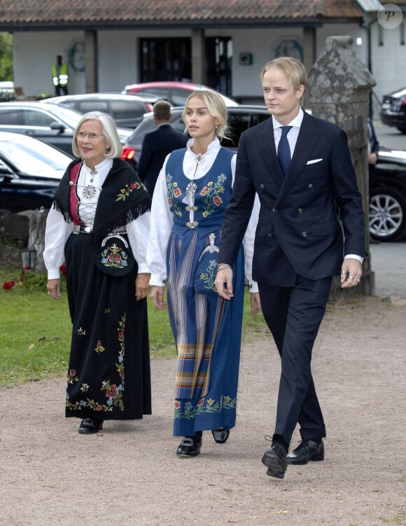 Marit Tjessem (la mère de Mette-Marit), Juliane Snekkestad (la compagne de Marius Borg Höiby), Marius Hoeiby - Confirmation du prince Sverre Magnus à Asker Kirke (église) à Asker près d'Oslo le 5 septembre 2020.