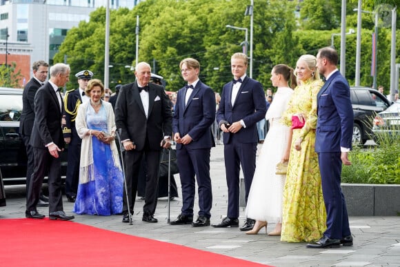 Jonas Gahr Store, premier ministre de la Norvège, la reine Sonja, le roi Harald, le prince Sverre Magnus, Marius Borg Høiby, La princesse Ingrid Alexandra de Norvège, la princesse Mette Marit et le prince Haakon - La princesse Ingrid Alexandra de Norvège fête ses 18 ans lors d'un dîner de gala offert par le gouvernement à la bibliothèque nationale de Oslo le 16 juin 2022.