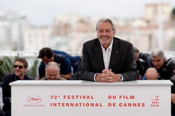 Photocall de la Palme d'or d'honneur à Alain Delon lors du 72ème Festival International du film de Cannes. Le 19 mai 2019 © Jacovides-Moreau / Bestimage 