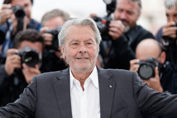 Photocall de la Palme d'or d'honneur à Alain Delon lors du 72ème Festival International du film de Cannes. Le 19 mai 2019 © Jacovides-Moreau / Bestimage 