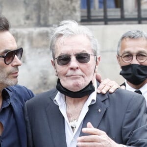 Alain Delon et son fils Anthony - Obsèques de Jean-Paul Belmondo en l'église Saint-Germain-des-Prés, à Paris le 10 septembre 2021. © Cyril Moreau / Bestimage