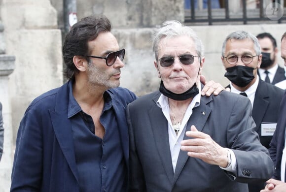 Alain Delon et son fils Anthony - Obsèques de Jean-Paul Belmondo en l'église Saint-Germain-des-Prés, à Paris le 10 septembre 2021. © Cyril Moreau / Bestimage