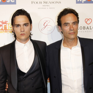 Anthony Delon avec son frère Alain-Fabien Delon au photocall de la 10ème édition du "Global Gift Gala" à l'hôtel Four Seasons George V à Paris, le 3 juin 2019. © Marc Ausset-Lacroix/Bestimage