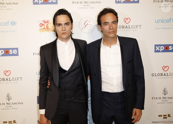 Anthony Delon avec son frère Alain-Fabien Delon au photocall de la 10ème édition du "Global Gift Gala" à l'hôtel Four Seasons George V à Paris, le 3 juin 2019. © Marc Ausset-Lacroix/Bestimage