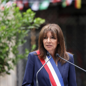 Hommage aux victimes de l'attentat de la rue des Rosiers - La maire de Paris Anne Hidalgo sur le site de l'attentat dit "de la rue des Rosiers" avant une cérémonie marquant le 42ème anniversaire de l'attentat à Paris, France, le 9 août 2024. © Stéphane Lemouton/Bestimage