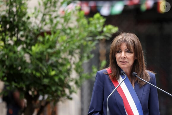 Hommage aux victimes de l'attentat de la rue des Rosiers - La maire de Paris Anne Hidalgo sur le site de l'attentat dit "de la rue des Rosiers" avant une cérémonie marquant le 42ème anniversaire de l'attentat à Paris, France, le 9 août 2024. © Stéphane Lemouton/Bestimage